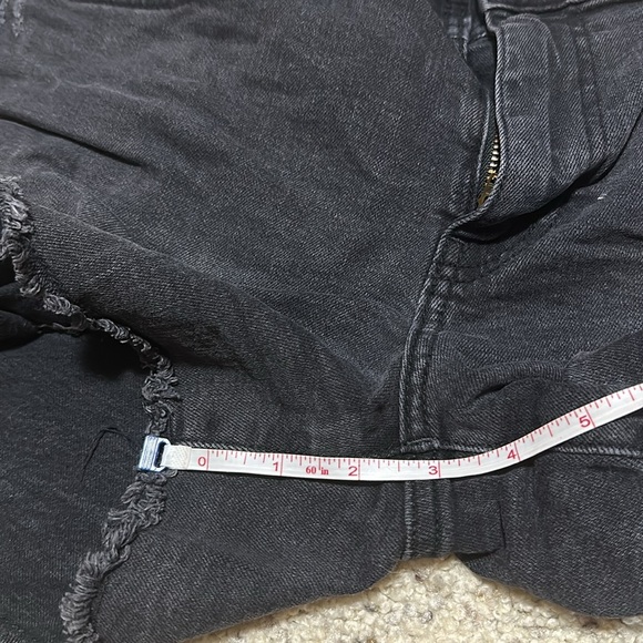 UNI QLO black distressed Jean shorts size 29 - Picture 4 of 4